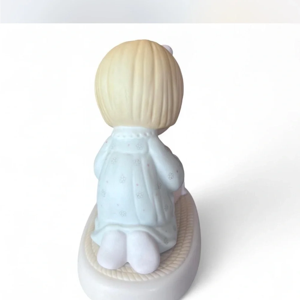 Precious Moments Collectors Club ‘Dawn’s Early Light’ figurine